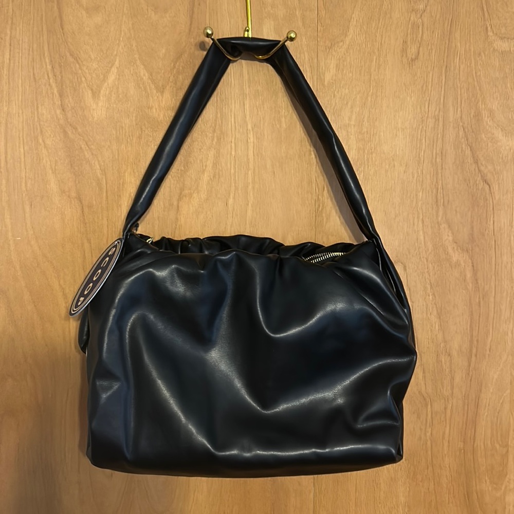 NWT Scoop fabulous shoulder bag! Black w/light gold. Roomy w/interior zip pocket